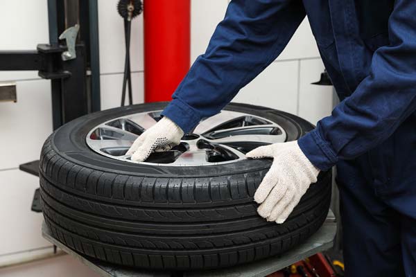 Mobile tyre fitting technician