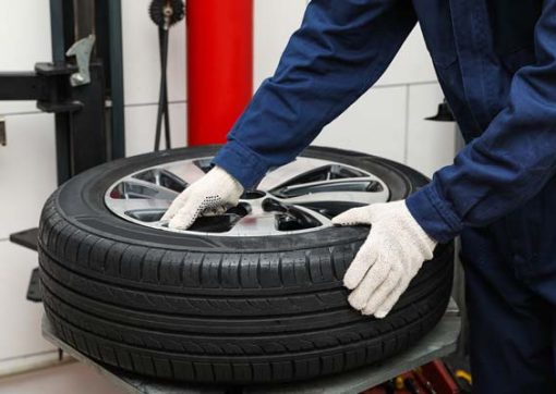 Mobile tyre fitting technician